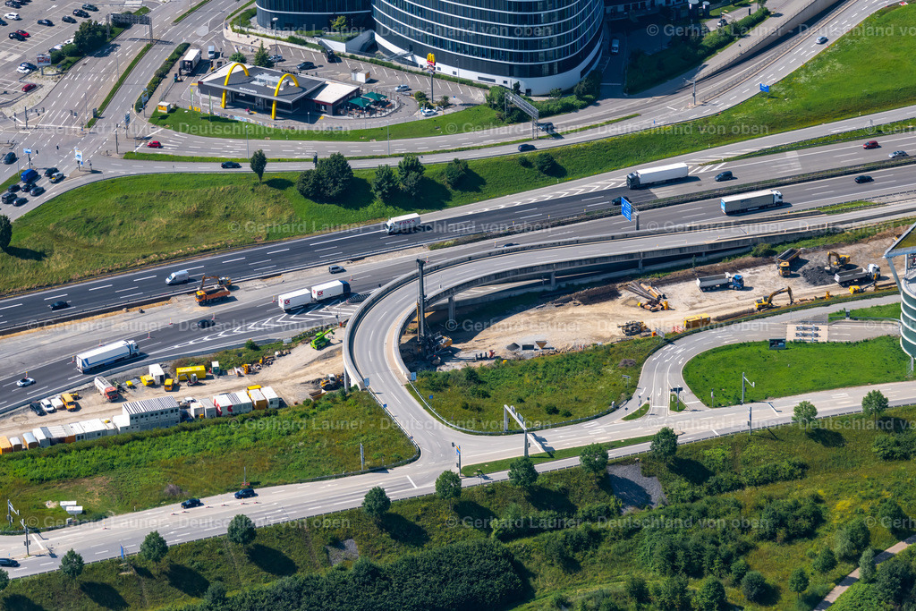 4047186 | STUTTGART 11.08.2021 Baustelle mit Tunnelführungsarbeiten für die Streckenführung und den Verlauf " Flughafentunnel " parallel zum Verlauf der Autobahn BAB A8 im Ortsteil Plieningen in Stuttgart im Bundesland Baden-Württemberg, Deutschland. Weiterführende Informationen bei: CDM Smith Consult GmbH,  GBI Gackstatter Beratende Ingenieure GmbH,  Max Bögl Bauservice GmbH & Co. KG,  Vössing Ingenieurgesellschaft mbH. // Construction site with tunneling work for the route and the "airport tunnel" course parallel to the course of the A8 motorway in the Plieningen district of Stuttgart in the state Baden-Wuerttemberg, Germany. Further information at: CDM Smith Consult GmbH,  GBI Gackstatter Beratende Ingenieure GmbH,  Max Boegl Bauservice GmbH & Co. KG,  Voessing Ingenieurgesellschaft mbH. Foto: Gerhard Launer