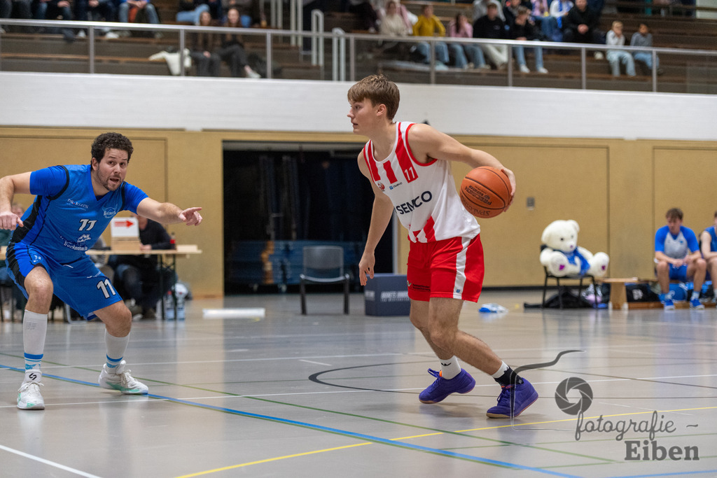 TSG Westerstede-Fortuna Logabirum | Basketball 2. Regionalliga; TSG Westerstede 2 (weiß)- Fortuna Logabirum (blau) am 12.12.2025 in Westerstede (Hössensportzentrum), Photo: Philip Eiben 2025 - Realisiert mit Pictrs.com