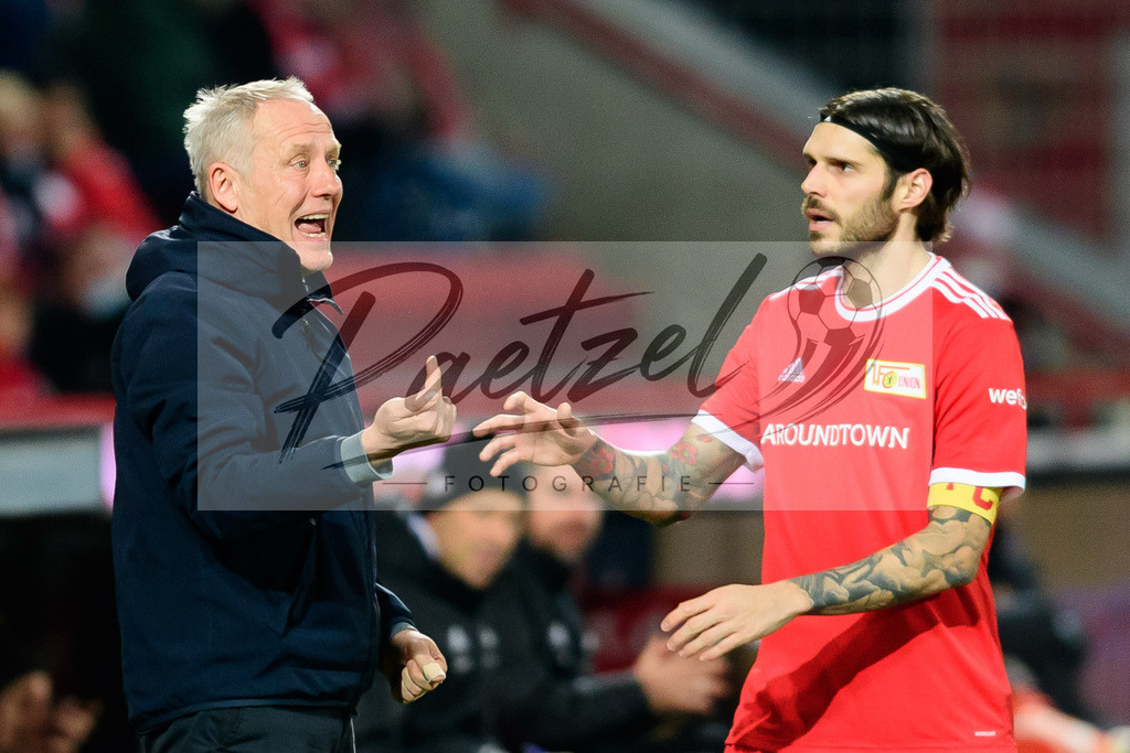 FCUFRE20211215_017 | Fussball, Herren: Trainer Christian Streich (SC Freiburg) gestikuliert, Gestik bei dem Spiel der 1. Bundesliga zwischen 1. FC Union Berlin und SC Freiburg im Stadion An der Alten Foersterei am 15.12.2021 in Berlin, Deutschland.DFB / DFL REGULATIONS PROHIBIT ANY USE OF PHOTOGRAPHS AS IMAGE SEQUENCES AND/OR QUASI-VIDEO. - Realisiert mit Pictrs.com