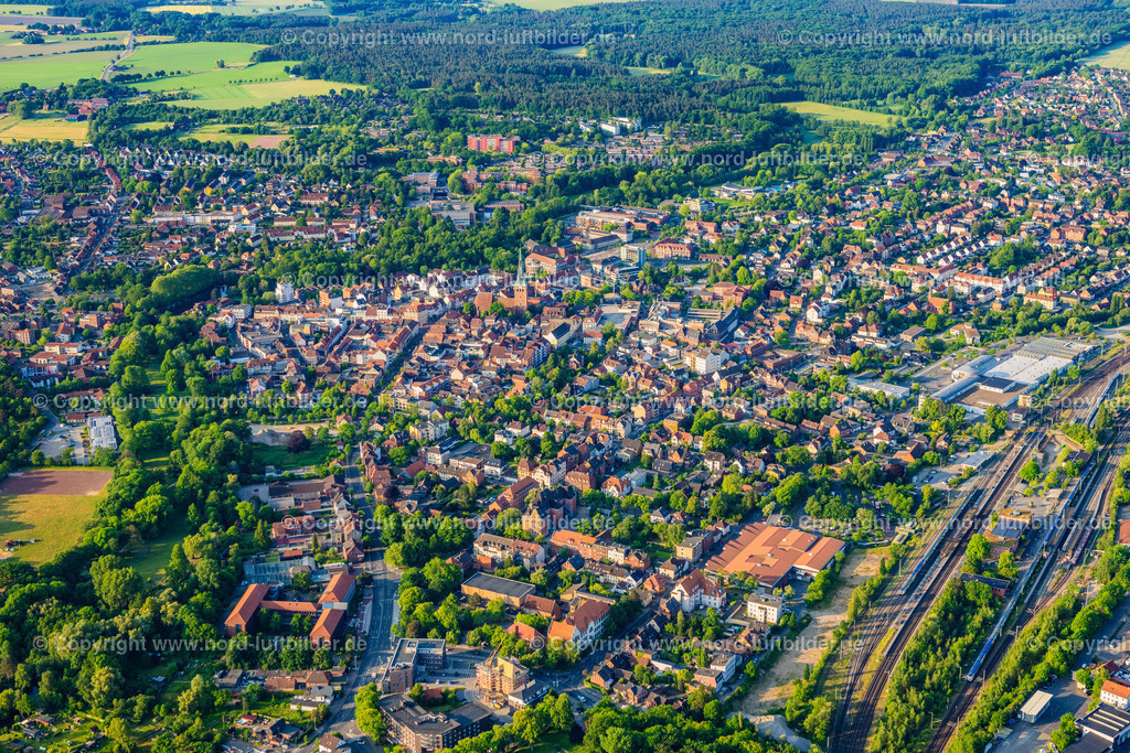 Uelzen_ELS_3414050623 | UELZEN 05.06.2023 Stadtansicht des Innenstadtbereiches in Uelzen im Bundesland Niedersachsen, Deutschland. // City view on down town on street Gross Liederner Strasse in Uelzen in the state Lower Saxony, Germany. Foto: Martin Elsen