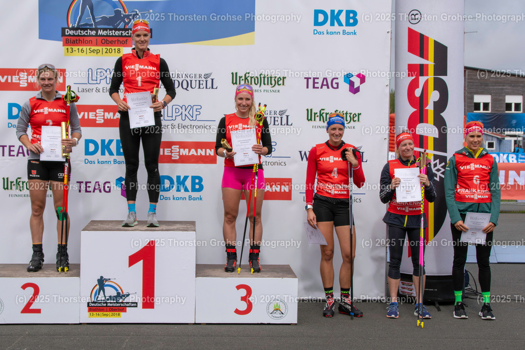 Deutsche Meisterschaften Biathlon | Deutsche Meisterschaften Biathlon, Speziallanglauf Frauen am 14.09.2018 in der DKB SKI ARENA in Oberhof, (Deutschland)

Bild: Die 6 besten bei der Siegerehrung - Realisiert mit Pictrs.com