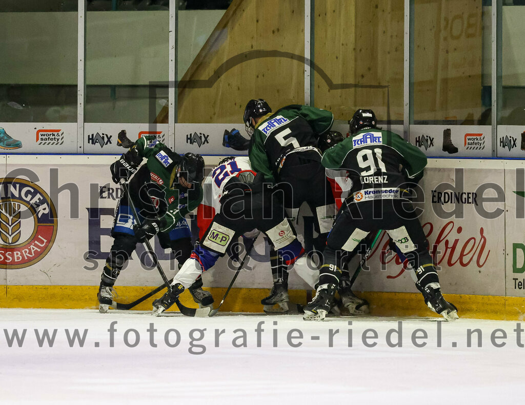 2023-01-22_067_Eishockey_TSV_Erding_gegen_ESC_Dorfen | Erding, Deutschland, 22.01.2023:
Eishockey, Bayernliga 2022 / 2023, 29. Spieltag, TSV Erding gegen ESC Dorfen, Endergebnis: 6:2

Maximilian Huber (ESC Dorfen, #21), Florian Zimmermann (Erding Gladiators, #5), Rudolf Lorenz (Erding Gladiators, #91)

Foto: Christian Riedel / fotografie-riedel.net