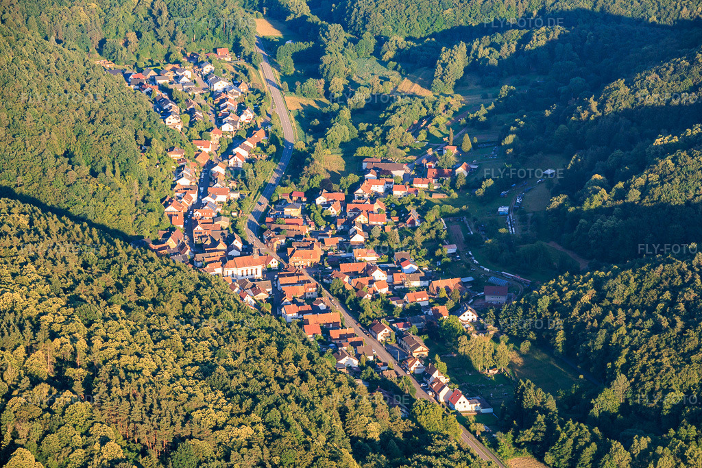 Luftbild: Ortsansicht aus Nordwesten in Waldrohrbach im Bundesland Rheinland-Pfalz in Deutschland. – Foto: IMG_157768.jpg vom 18.06.2026 durch Werner Riehm/FLY-FOTO.de – Auflösung des Originals: 5816 x 3877 px