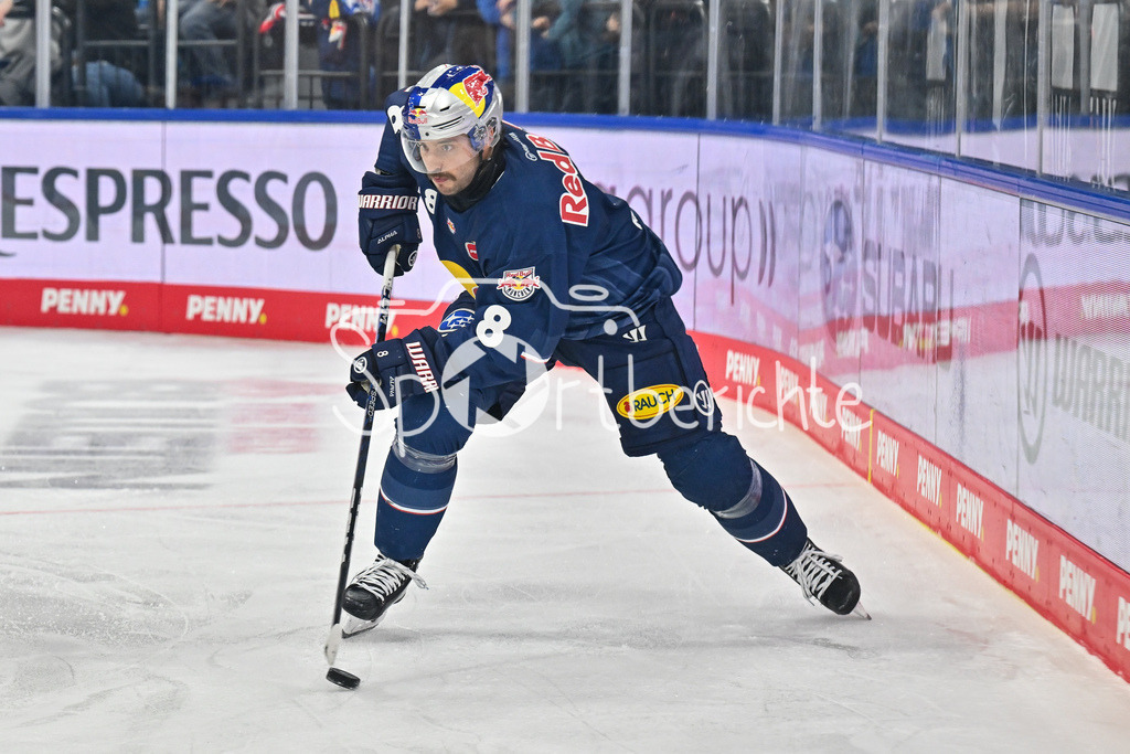 EHC RB München - Augsburger Panther | am PUck Tobias RIEDER (EHC RB Muenchen 8) / freisteller / Einzelfoto / DEL: EHC RB Muenchen - Augsburger Panther, SAP Garden am 23.11.2024