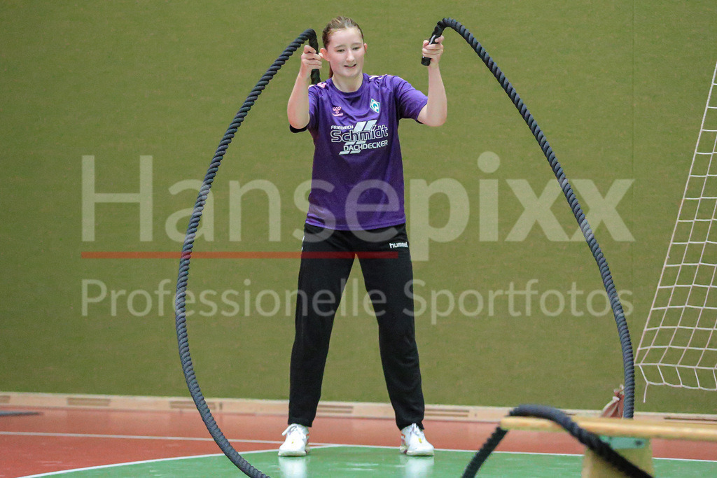 Handball, 2. Bundesliga Frauen, Training SV Werder Bremen | v.li.: Hanna Hinrichs (Torhüterin, Torwart, SV Werder Bremen, 16) bei einer Übung, Trainingsübung