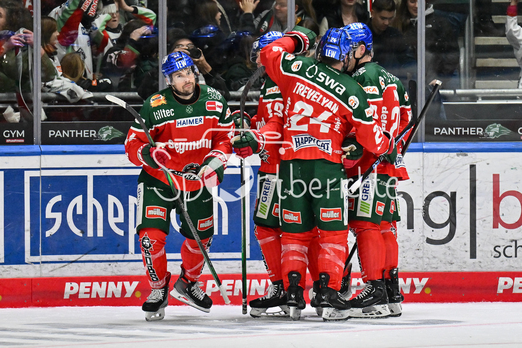 Augsburger Panther - Löwen Frankfurt | Jubel der Panther nach dem Treffer zum 4-1 durch Nolan ZAJAC (Augsburger Panther #44) / Freude / Happy / Tor / Torschuezte / DEL: Augsburger Panther - Löwen Frankfurt, Curt Frenzel Stadiom am 11.10.2024