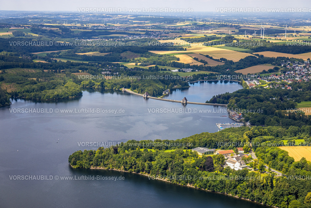 Moehnesee240707418 | Luftbild, Möhnetalsperre Sperrmauer, LinkTurm an der Landzunge am Möhnesee beim Hotel Haus Delecke, bewaldeter Uferbereich, Fernsicht und blauer Himmel mit Wolken, Delecke, Möhnesee, Sauerland, Nordrhein-Westfalen, Deutschland