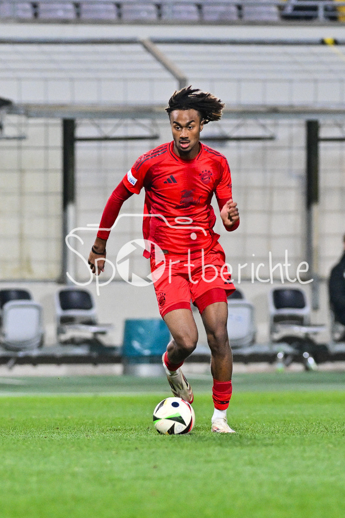 FC Bayern Amateure - FC Augsburg II | am BAll Jonah Daniel KUSI-ASARE (FC Bayern München II #9) / Einzelfoto / Freisteller / Regionalliga Bayern: FC Bayern Muenchen II - FC Augsburg II, Gruenwalder Stadion am 14.03.2025