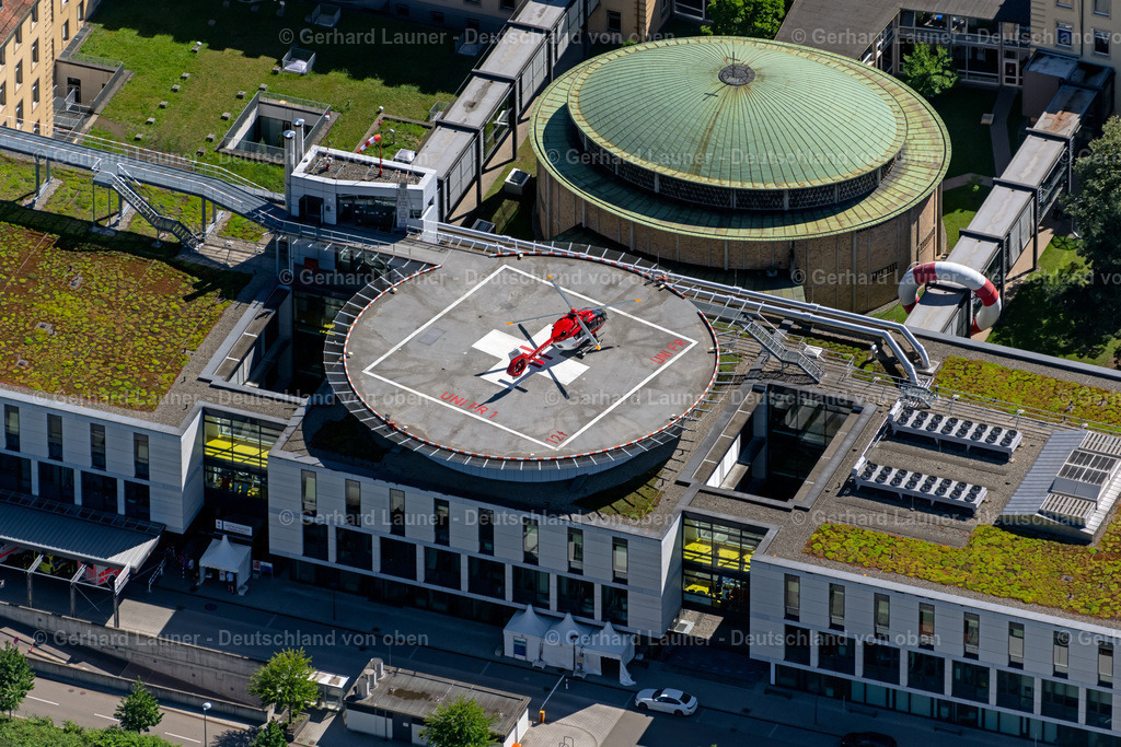 4033501 | FREIBURG IM BREISGAU 30.06.2020 Helikopter- Hubschrauber- Landeplatz am Klinikgelände des Krankenhauses Uniklinik in Freiburg im Breisgau im Bundesland Baden-Württemberg, Deutschland. Weiterführende Informationen bei: Universitätsklinikum Freiburg. // Helicopter helipad on the clinic grounds of the hospital Uniklinik in Freiburg im Breisgau in the state Baden-Wuerttemberg, Germany. Further information at: Universitaetsklinikum Freiburg. Foto: Gerhard Launer