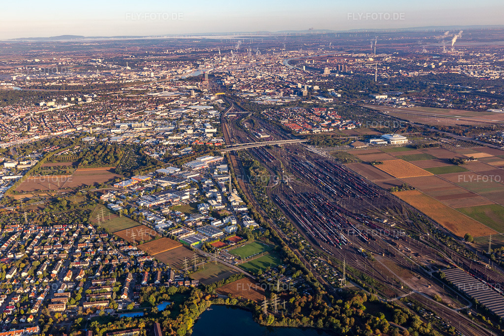 Luftbild: Güterbahnhof im Ortsteil Rheinau in Mannheim im Bundesland Baden-Württemberg in Deutschland. Foto: IMG_110900.jpg vom 08.09.2018 durch Werner Riehm/FLY-FOTO.de