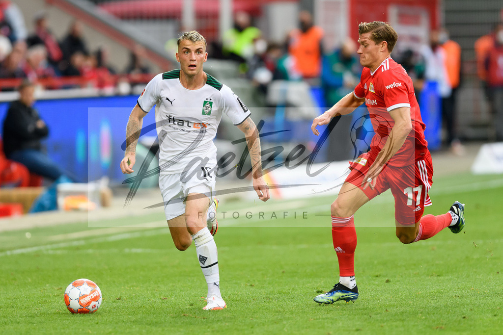 FCUBMG20210829_242 | Fussball, Herren: Jordan Beyer (Borussia Moenchengladbach) und Kevin Behrens (1.FC Union Berlin) im Zweikampf beim Spiel der 1. Bundesliga zwischen 1. FC Union Berlin und Borussia Moenchengladbach im Stadion An der Alten Foersterei am 29.08.2021 in Berlin, Deutschland. - Realisiert mit Pictrs.com