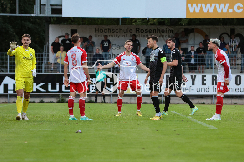 SV Wacker Burghausen - FC Bayern Amateure | Lovro ZVONAREK (FCB #8) aergert sich mit Timo KERN (FCB #10) ueber eine vergebene Chance