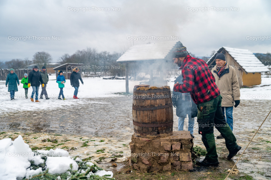 DSC_1210 | ble, Lauresham, Winter in Lauresham, das Heißräuchern von Forellen im Weinfass wurde von Claus Kropp vorgeführt, ,, Bild: Thomas Neu