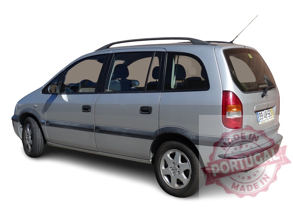 Silver Opel Zafira minivan parked on white background | Studio shot of a silver Opel Zafira minivan on a white background, showcasing its design and features - Realisiert mit Pictrs.com
