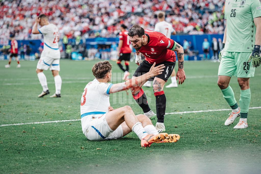 Fußball | Herren | UEFA-Fußball-Europameisterschaft 2024 | Gruppe B | Kroatien vs. Albanien | 19.06.2024 | Guram Kashia (#4, Georgien) rechts richtet ernste Worte an Mojmir Chytil (#13, Tschechien)