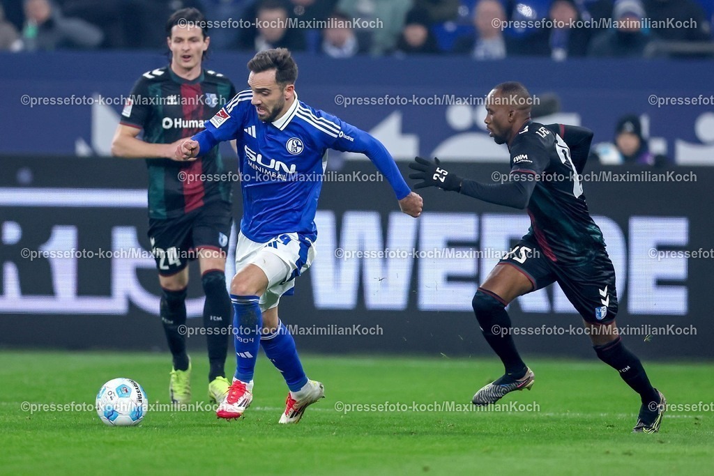 S0401022501040 | 01.02.2025, Fußball, FC Schalke 04 - 1. FC Magdeburg, 2.. Fußball Bundesliga, 20. Spieltag, Veltins-Arena Gelsenkirchen, Saison 2024 2025: Kenan Karaman (S04 #19) im Zweikampf gegen Jean Hugonet (1.FC Magdeburg #24) und Silas Gnaka (1.FC Magdeburg #25)DFB regulations prohibit any use of photographs as image sequences and or quasi-video.
