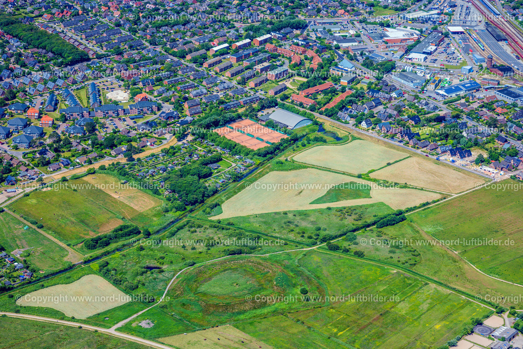Sylt_Tinnum_Tinnum_Burg_ELS_4651210625 | SYLT 21.06.2025 Tourismus- Attraktion und Sehenswürdigkeit der Wallanlage " Tinnum-Burg " auf dem Tinnumer Wiesen an der Straße Borigwai, Strandweg in Sylt Nordsee - Insel im Bundesland Schleswig-Holstein, Deutschland. // Tourist attraction and sight of the rampart "Tinnum-Burg" on the Tinnumer Wiesen on the street Borigwai, Strandweg in Sylt North Sea - island in the federal state Schleswig-Holstein, Germany. Foto: Martin Elsen