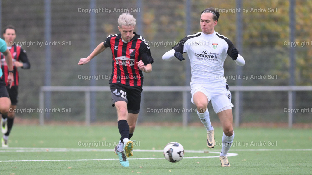 TSV Kronshagen vs TSV Kropp | Julius Siebenhüner (TSVK #18) / Niclas Krause (Kropp #21) - Fußball-Landesliga Schleswig Männer 2024/2025 / TSV Kronshagen vs TSV Kropp / Suchsdorfer Weg 68, Sportzentrum Platz 4 / 24119 Kronshagen / 16.11.24 - Realisiert mit Pictrs.com