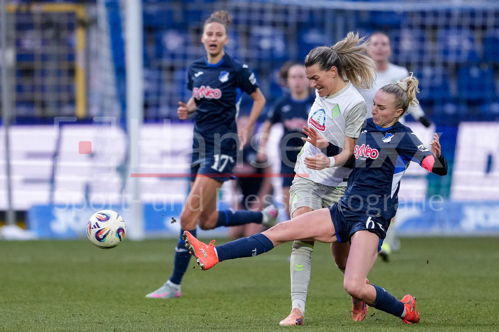 Fussball, Google Pixel Frauen-Bundesliga, TSG 1899 Hoffenheim - SV Werder Bremen | v.li.: Medina Desic (Werder, 9), Vanessa Diehm (TSG, 6), Zweikampf, Spielszene, Duell, duel, tackle, tackling, Dynamik, Action, Aktion, 01.02.2026, Sinsheim (Hoffenheim)  (Deutschland), Fussball, Google Pixel Frauen-Bundesliga, TSG 1899 Hoffenheim - SV Werder Bremen, DFB/DFL REGULATIONS PROHIBIT ANY USE OF PHOTOGRAPHS AS IMAGE SEQUENCES AND/OR QUASI-VIDEO., DIE DFB-RICHTLINIEN UNTERSAGEN JEGLICHE NUTZUNG VON FOTOS ALS SEQUENZBILDER UND/ODER VIDEOÄHNLICHE FOTOSTRECKEN. DFB REGULATIONS PROHIBIT ANY USE OF PHOTOGRAPHS AS IMAGE SEQUENCES AND/OR QUASI-VIDEO.