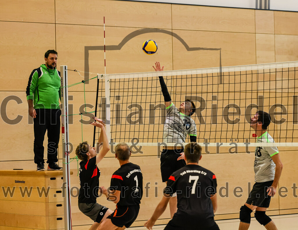 2021-11-27_042_TuS_Oberding_II_gegen_MTV_1881_Ingolstadt_III | Oberding, Deutschland, 27.11.2021:
Volleyball, Kreisliga 2021 / 2022, 5. Spieltag, TuS Oberding II gegen MTV 1881 Ingolstadt III, Endergebnis: 3:2

Karl Scholz (TuS Oberding, #3), Andreas Ruß (TuS Oberding, #1), Christoph Stegemann (TuS Oberding, #7)

Foto: Christian Riedel / fotografie-riedel.net