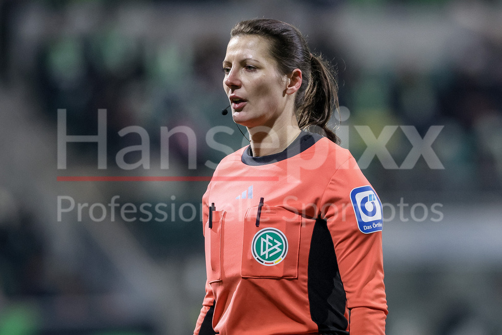 Fussball, Google Pixel Frauen-Bundesliga, VfL Wolfsburg - FC Carl Zeiss Jena | v.li.: Schiedsrichterin Annika Kost, Portrait, Nahaufnahme, Einzelfoto, Einzelbild, DIE DFB-RICHTLINIEN UNTERSAGEN JEGLICHE NUTZUNG VON FOTOS ALS SEQUENZBILDER UND/ODER VIDEOÄHNLICHE FOTOSTRECKEN. DFB REGULATIONS PROHIBIT ANY USE OF PHOTOGRAPHS AS IMAGE SEQUENCES AND/OR QUASI-VIDEO.