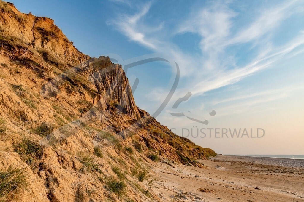 NatureArt-ROTESKLIFF_8630 | Hohe Wolken am Sylter Strand | #003 | Modell: Alena | Foto: Claudia Clasen - Realisiert mit Pictrs.com