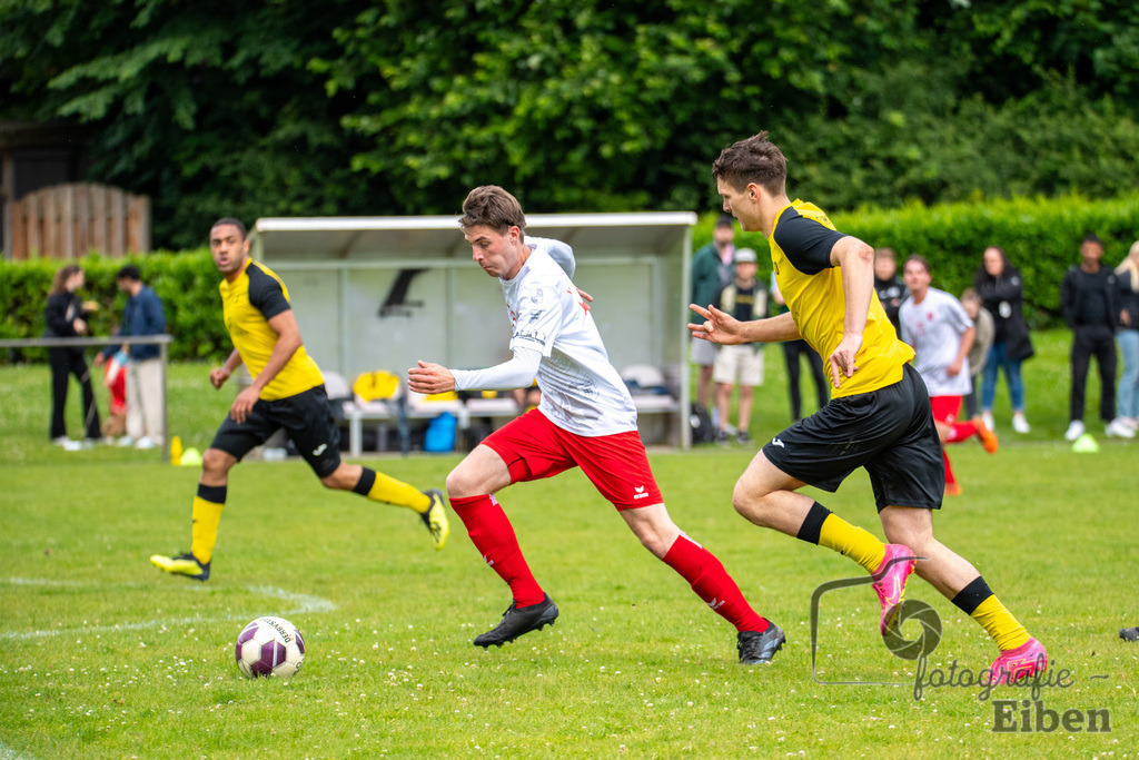 1. FC Ohmstede-SVE Wiefelstede | Herren Kreispokalfinale Jade-Weser-Hunte; 1.FC Ohmestede (gelb) - SVE Wiefelstede (weiß) am 16.06.2024; in Obenstrohe (Plaggenkrugstraße), Photo: Philip Eiben 2024 - Realisiert mit Pictrs.com