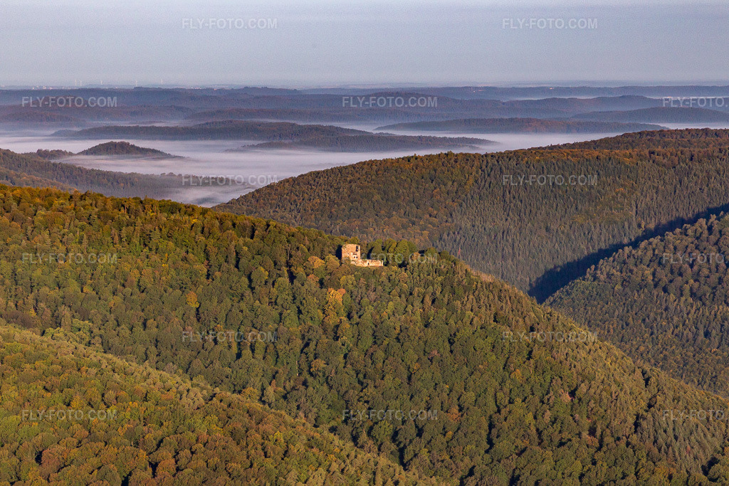 Aerial view: Château de la Wasenbourg in Niederbronn-les-Bains in the state Bas-Rhin, France.Photo: IMG_139185.jpg taken on 10/01/2023 by Werner Riehm/FLY-FOTO.comResolution of the original: 4712 x 3141 pxWWW.WANDERPARADIES-WASGAU.DE