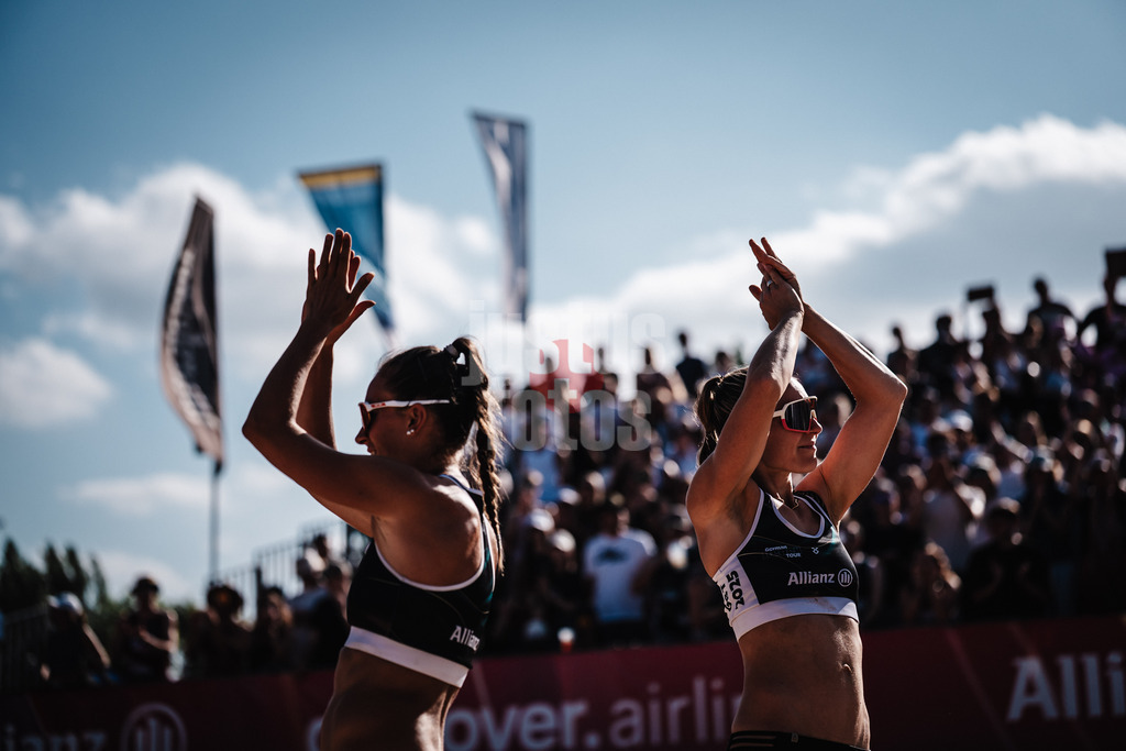 Beachvolleyball | Frauen | Allianz German Beach Tour 2025 | Tourstop Berlin | 16.08.2025 | v.l. Sophie Sarnighausen und Maja Rosko applaudieren dem Publikum
