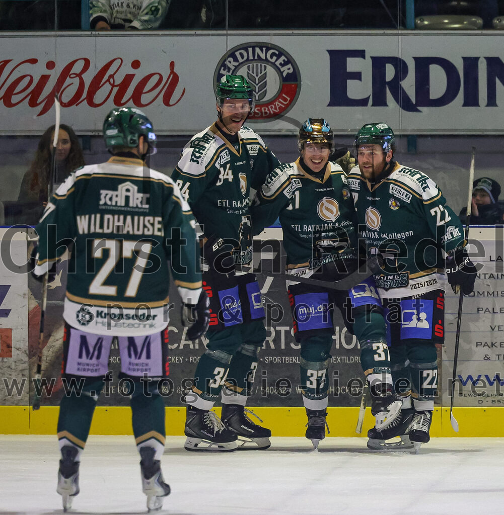 2025-11-30_163_TSV_Erding_gegen_EC_Peiting | Erding, Deutschland, 30.11.2025:Eishockey, Oberliga Süd 2025 / 2026, 22. Spieltag, TSV Erding gegen EC Peiting, Endergebnis: 5:1Thomas Matheson (Erding Gladiators, #37) erhöht zum 2:0 für ErdingMark Waldhausen (Erding Gladiators, #27), Bastian Cramer (Erding Gladiators, #34), Thomas Matheson (Erding Gladiators, #37), Grady Hobbs (Erding Gladiators, #22)Foto: Christian Riedel / fotografie-riedel.net