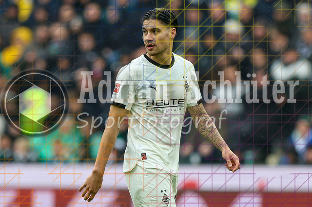 Borussia Mönchengladbach vs FC Bayern München - Bundesliga  | Mönchengladbach, Deutschland, 25.10.25:   Kevin Diks (Borussia Mönchengladbach) schaut waehrend des Spiels der Bundesliga zwischen Borussia Mönchengladbach vs FC Bayern München im Stadion im Borussia Park(Foto von Brauer-Fotoagentur / Adrian Schlueter)