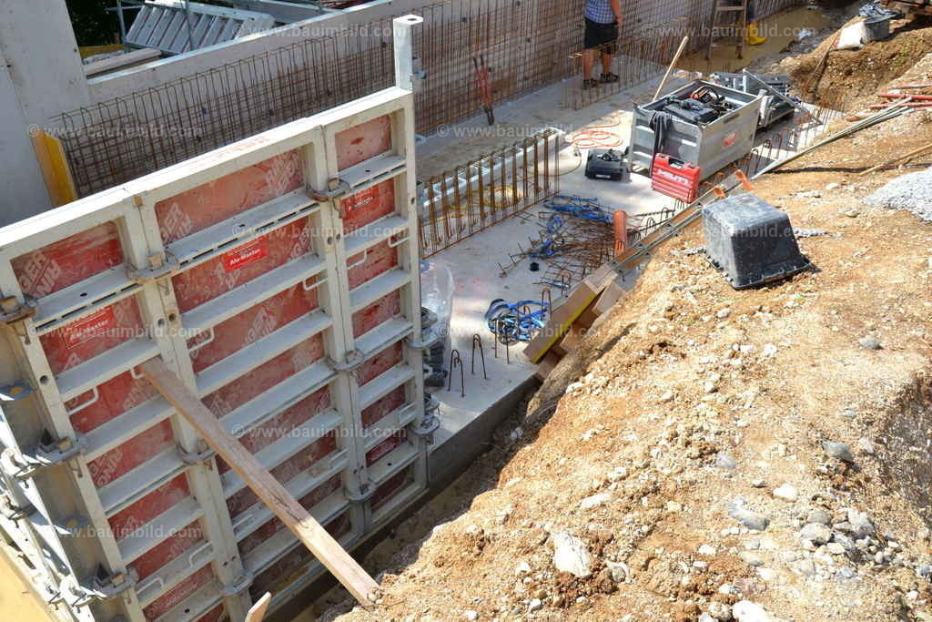 Wandschalung Pool | Einseitige Wandschalung mit Armierung für betonierten Pool mit integriertem Raum für Pooltechnik