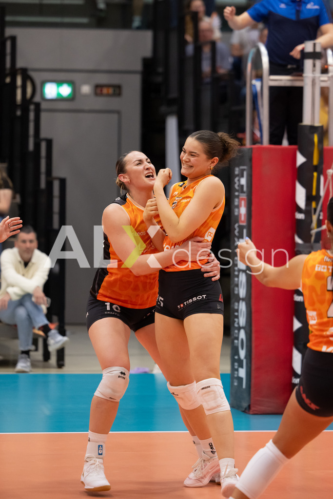 Volleyball I Frauen I Saison 2025-2026 I Volleyball NLA | Women I  Playoffs Finals 1/5 I viteos NUC - VC Kanti Schaffhausen I 06.04.2026 | 15 Alix De Micheli (CH) (Viteos NUC) – Mitte und 16 Tia Scambray (USA) (Viteos NUC) – Aussen - Realisiert mit Pictrs.com