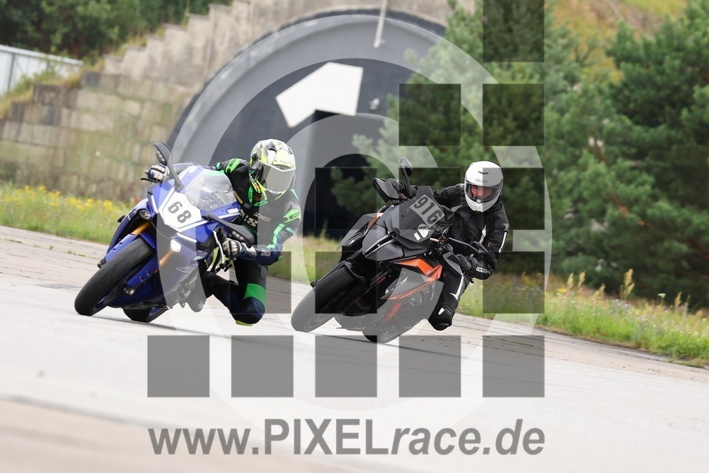 0916-20240712_03158 | Schöne Erinnerungen an spannende Momente - das festzuhalten ist unser Job. PIXELrace.de ist seit 2003 auf den Rennstrecken Europas unterwegs um die Action draußen beim Fahren und die wunderbare Stimmung imm Fahrerlager für euch einzufangen.