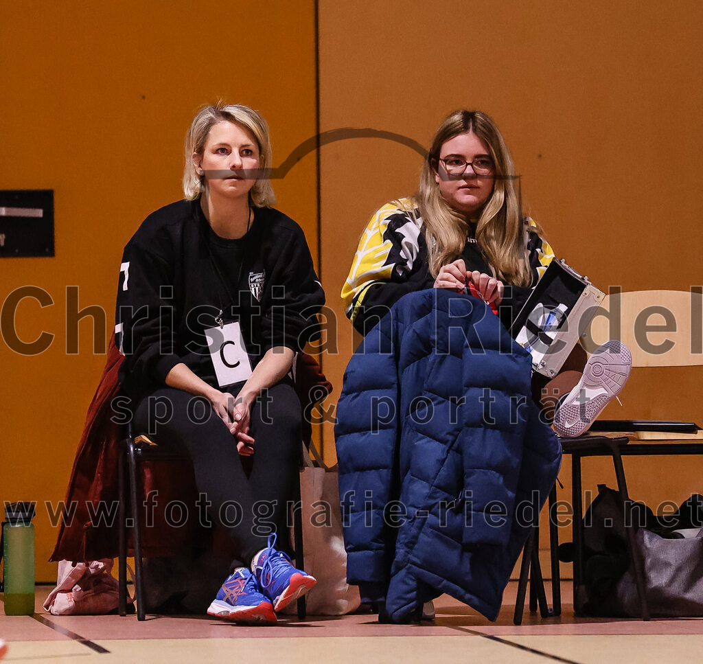 2025-01-11_092_SpVgg_Altenerding_gegen_HF_Scheyern | Erding, Deutschland, 11.01.2025:Handball, Bezirksoberliga Frauen Altbayern 2024 / 2024, 10. Spieltag, SpVgg Altenerding gegen HF Scheyern, Endergebnis: 20:23Bianca Heinrich (HF Scheyern), Paula Münzhuber (HF Scheyern)Foto: Christian Riedel / fotografie-riedel.net