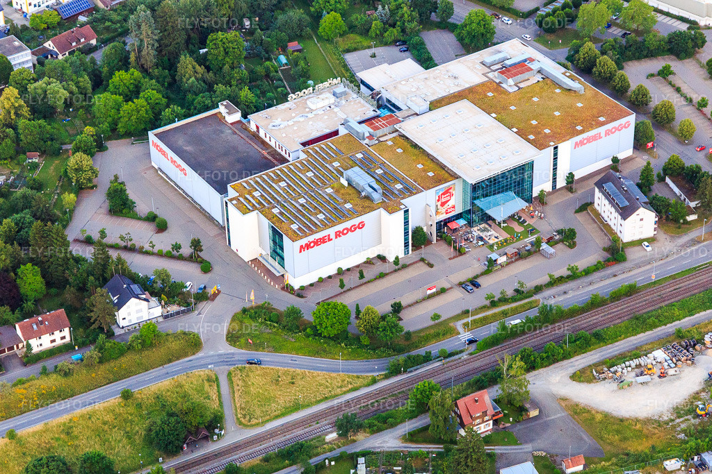 Luftbild: Möbel Rogg Balingen GmbH & Co. KG in Balingen im Bundesland Baden-Württemberg in Deutschland. – Foto: IMG_148663.jpg vom 25.06.2025 durch Werner Riehm/FLY-FOTO.de – Auflösung des Originals: 5300 x 3533 px – Möbel Rogg