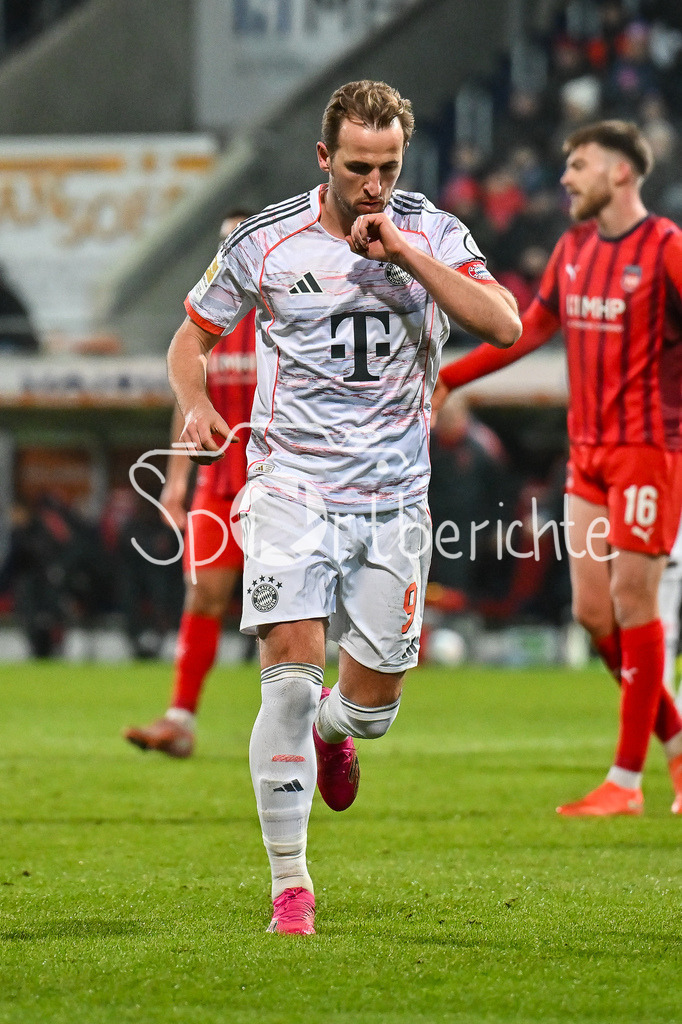 1. FC Heidenheim - FC Bayern München | HEIDENHEIM, GERMANY - 21. DECEMBER: Jubel der Bayern nach dem Treffer zum 0-4 durch Harry KANE (FC Bayern Munich 9) / Tor / Torschuetze / Freude / Happy / während dem Bundesligamatch zwischen dem 1. FC Heidenheim und dem FC Bayern München am 15. Spieltag in der Voith-Arena / DFL REGULATIONS PROHIBIT ANY USE OF PHOTOGRAPHS AS IMAGE SEQUENCES AND/OR QUASI-VIDEO
