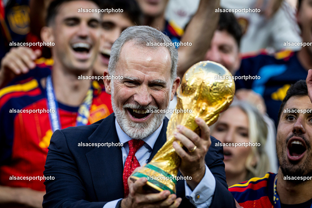FOOTBALL : Argentine vs Espagne – Finale de la Coupe du Monde FIFA 2026. New York New Jersey Stadium, East Rutherford, New Jersey, États-Unis. 19/07/2026. | Felipe VI pose avec le trophée de la Coupe du Monde de la FIFA 2026 lors de la cérémonie organisée après la finale remportée par l'Espagne face à l'Argentine au New York New Jersey Stadium, à East Rutherford (New Jersey), le 19 juillet 2026, aux États-Unis.
