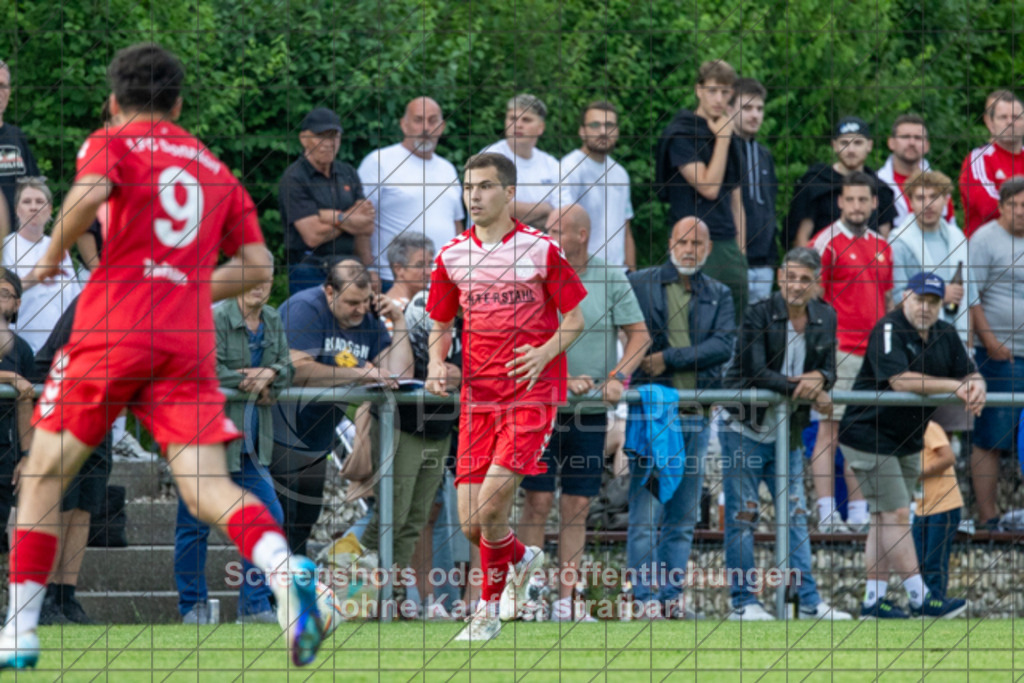 20250616_202638_0823 | #,  TV Eybach (weiß) vs. 1.FC Donzdorf II (rot), Fussball, Entscheidungsspiel 3 in Kreisliga A3 - Bezirk Neckar/Fils, Saison 2024/2025, Rasensportplatz, Staufenecker Str. 41, 73084 Salach, 16.06.2025 - 18:30 Uhr,Foto: PhotoPeet-Sportfotografie/Peter Harich