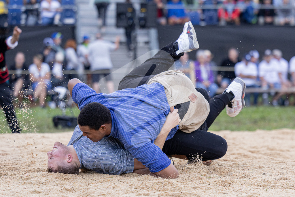 TESSINER2025_01_Gang_8989 | Die Schwinger des Schwyzer Kantonalen Schwingerverbandes: Fotos, die Dynamik und Leidenschaft festhalten, sowie emotionale Momente aus dem traditionellen Schwingsport zeigen. - Realisiert mit Pictrs.com