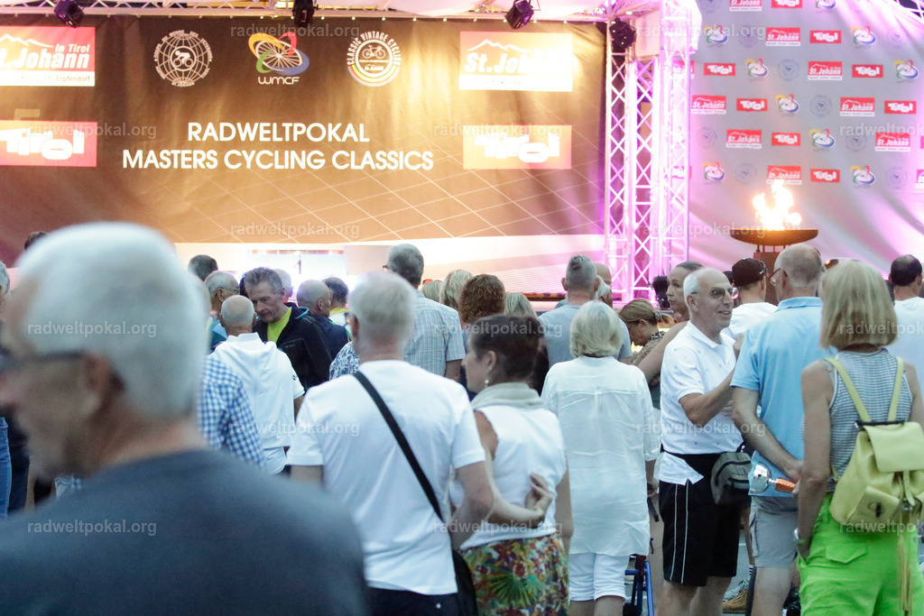 1476_20230817_Bewerb_Maenner_Muehlanger | AUT - OESTERREICH, 2023-08-16: SPORT RENNRAD-FAHREN - 55. INTERNATIONALER RADWELTPOKAL IN ST. JOHANN IN TIROL  - Vintage-Radrennen mit WM-Bronze-Medaillen-Siegerin Christina Schweinberger, den Teilnehmer und Alexander Baumann (vom Orginastions-Team) - TAG 2 BEWERB MAENNER IN SECHS GRUPPEN  ; Foto: Roland Muehlanger