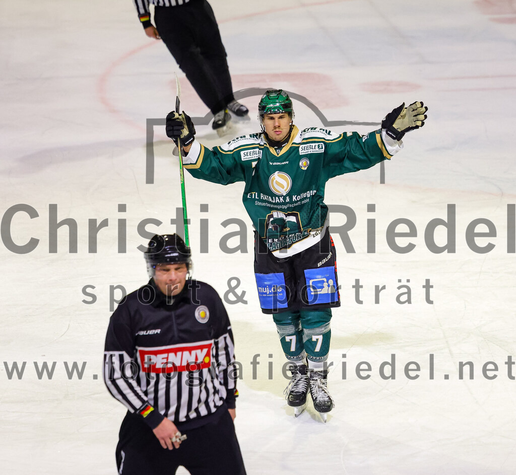 2025-12-28_116_TSV_Erding_gegen_onesto_Tigers_Bayreuth | Erding, Deutschland, 28.12.2025:Eishockey, Oberliga Süd 2025 / 2026, 31. Spieltag, TSV Erding gegen onesto Tigers Bayreuth, Endergebnis: 6:5 n.V.Louis Trattner (Erding Gladiators, #7)Foto: Christian Riedel / fotografie-riedel.net