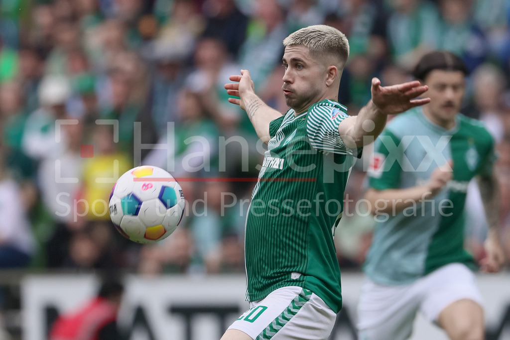 Fussball, Bundesliga, SV Werder Bremen - Borussia Mönchengladbach | v.li.: Romano Schmid (SV Werder Bremen, 20) am Ball, Einzelbild, Ganzkörper, Aktion, Action, Spielszene, Portrait, Nahaufnahme, Einzelfoto, Einzelbild, DIE DFL-RICHTLINIEN UNTERSAGEN JEGLICHE NUTZUNG VON FOTOS ALS SEQUENZBILDER UND/ODER VIDEOÄHNLICHE FOTOSTRECKEN. DFL REGULATIONS PROHIBIT ANY USE OF PHOTOGRAPHS AS IMAGE SEQUENCES AND/OR QUASI-VIDEO.