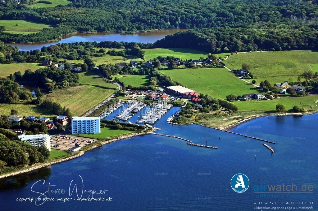 Luftbild Schausende - Ein markantes Wahrzeichen ist der Leuchtturm Holnis | Ein markantes Wahrzeichen ist der Leuchtturm Holnis, der offiziell als nördlichster Leuchtturm an der deutschen Ostseeküste gilt und Schiffe sicher durch die Flensburger Förde leitet. Von der Küste in Schausende aus bietet sich bei gutem Wetter ein Blick auf die Ochseninseln in der Ostsee, die von zahlreichen Legenden umgeben sind.