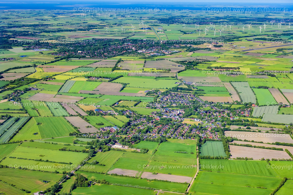 Achtrup_ELS_8142100623 | ACHTRUP 10.06.2023 Ortsansicht am Rande von landwirtschaftlichen Feldern und Nutzflächen in Achtrup im Bundesland Schleswig-Holstein, Deutschland. // Village view on the edge of agricultural fields and land in Achtrup in the state Schleswig-Holstein, Germany. Foto: Martin Elsen