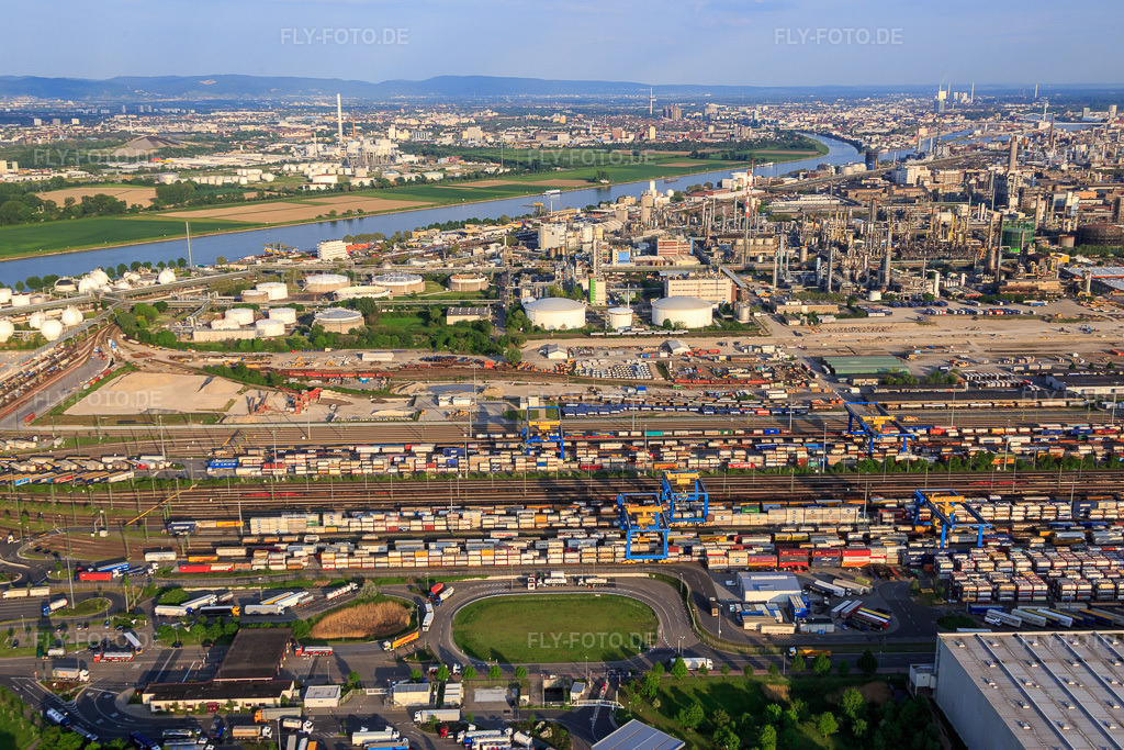 Luftbild: Güterbahnhof und Warenlager BASF Y130 der BASF von Nordwesten im Ortsteil BASF in Ludwigshafen im Bundesland Rheinland-Pfalz in Deutschland. Foto: IMG_088233.jpg vom 09.05.2016 durch Werner Riehm/FLY-FOTO.de