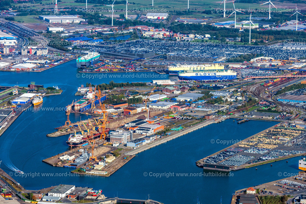Bremerhaven_Berseehafen_ELS_4971091022 | BREMERHAVEN 09.10.2022 Hafenanlagen am Ufer des Hafenbeckens Überseehafen in Bremerhaven im Bundesland Bremen, Deutschland. // Port facilities on the banks of the port basin Ueberseehafen, Berseehafen in Bremerhaven in the state Bremen, Germany. Foto: Martin Elsen