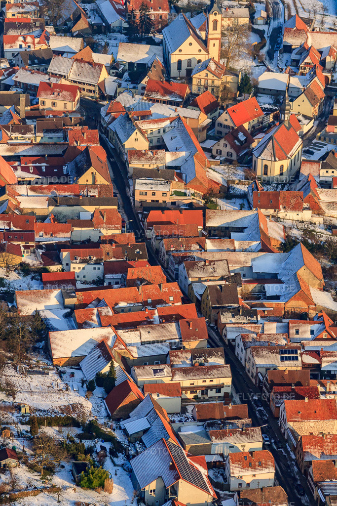 Luftbild: Hauptstraße im Winter bei Schnee in Göcklingen im Bundesland Rheinland-Pfalz in Deutschland. Foto: IMG_24471.jpg vom 16.02.2010 durch Werner Riehm/FLY-FOTO.de