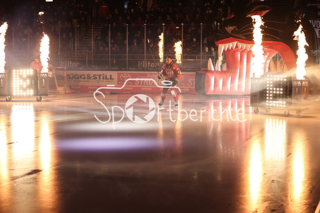 Augsburger Panther - Adler Mannheim | Tim SCHUELE (AEV #40) beim Einlauf vor der Partie gegen Mannheim / Einzelfoto / Freisteller / Feuer / Symbolbild