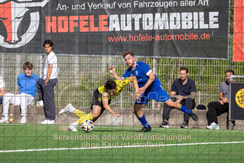 20250824_170514_0056 | #,1.FC Heiningen (gelb) vs. TSG Salach (blau), Fußball, Bezirksliga - Bezirk Neckar/Fils, 01. Spieltag, Saison 2025/2026, Kunstrasenplatz Sportzentrum Heiningen, Krautgarten 1, 73092 Heiningen, 24.08.2025 - 15:30 Uhr,Foto: PhotoPeet-Sportfotografie/Peter Harich